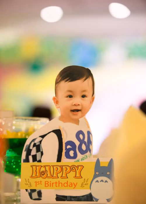 Con trai Huỳnh Đông hiện là một trong những nhóc tì nhà sao Việt được cộng đồng mạng yêu mến bởi vẻ dễ thương, đáng yêu. 