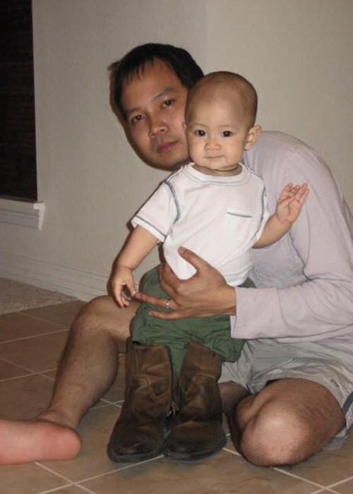 Một trong những khoảnh khắc đáng yêu của Chấn Hưng bên bố.