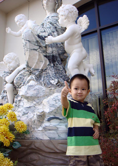 Con trai Hồng Ngọc nhí nhảnh tạo dáng trước ống kính máy ảnh lúc lên 2 tuổi.