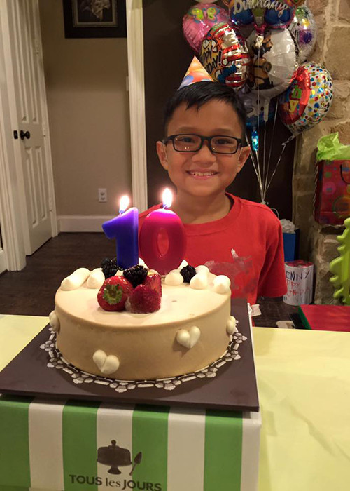 Bé Chấn Hưng hạnh phúc trong ngày sinh nhật. Nhóc tì này là cậu con trai đầu lòng của Hồng Ngọc và ông bầu Việt kiều Thomas Nguyễn.