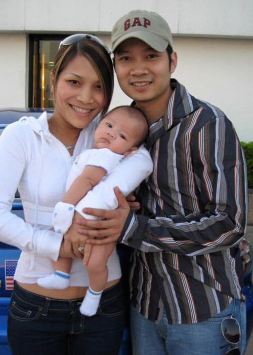 Khoảnh khắc bé Chấn Hưng 3 tháng tuổi bên bố mẹ.
