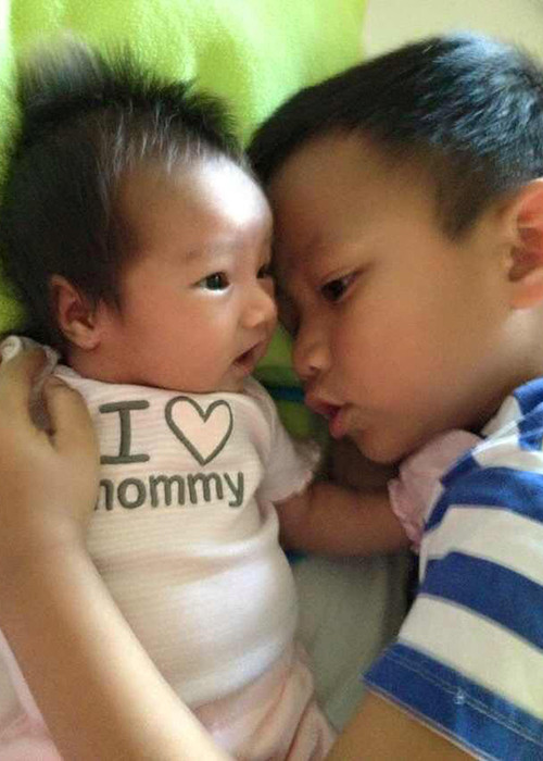 Nữ ca sĩ viết: “Mười năm trôi qua bao nhiêu niềm vui và hạnh phúc khi có con trong cuộc sống của bố mẹ, cũng chính là thời gian bố mẹ hạnh phúc vô vàn trong đời sống gia đình và con chính là màu nhiệm, sự kết nối tình yêu của bố mẹ dành cho nhau...".