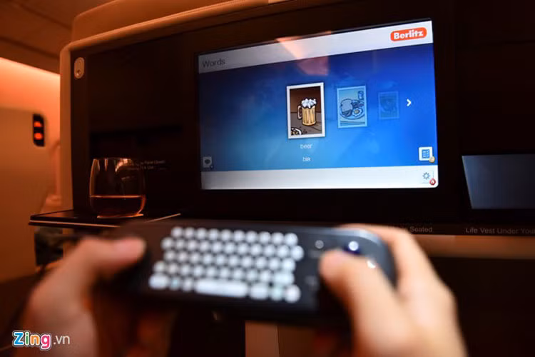 Màn hình LCD 18 inch phía trước mặt lưu trữ hàng trăm bộ phim từ mới nhất tới phim kinh điển, hoạt hình, hành động, tình cảm... phục vụ mọi lứa tuổi. Bên cạnh đó là hàng nghìn bản nhạc, máy tính hỗ trợ công việc, hàng trăm trò chơi và thậm chí họ còn dạy ngoại ngữ cơ bản của các nước trên thế giới thông qua màn hình, kể cả tiếng Việt. 