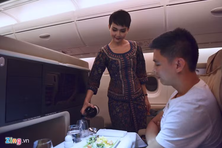 Khách cũng có thể yêu cầu quầy bar mini của tiếp viên phục vụ các loại champane hảo hạng, rượu vang, whisky hoặc đồ uống có ga, nước hoa quả, bia... tuỳ theo sở thích của bản thân. Giữa bữa ăn tiếp viên sẽ mời dùng thêm trà hoặc cà phê. 