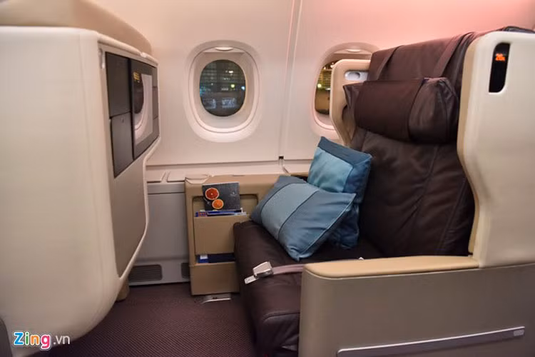 Ghế hành khách hạng thương gia rộng rãi gấp hai lần ghế hạng phổ thông, với tổng chiều dài hơn 2 m, bề mặt ghế được bọc da thủ công của Ý và có thể chuyển thành 2 vị trí tư thế ngồi, nằm khác nhau. 