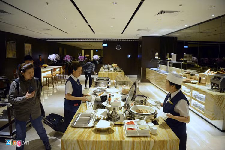 Các món ăn Âu, Á, đồ tráng miệng, hoa quả, trà, cà phê, nước ngọt và rượu các loại luôn đầy đủ và nóng ấm theo tiêu chuẩn khách sạn 5 sao. 