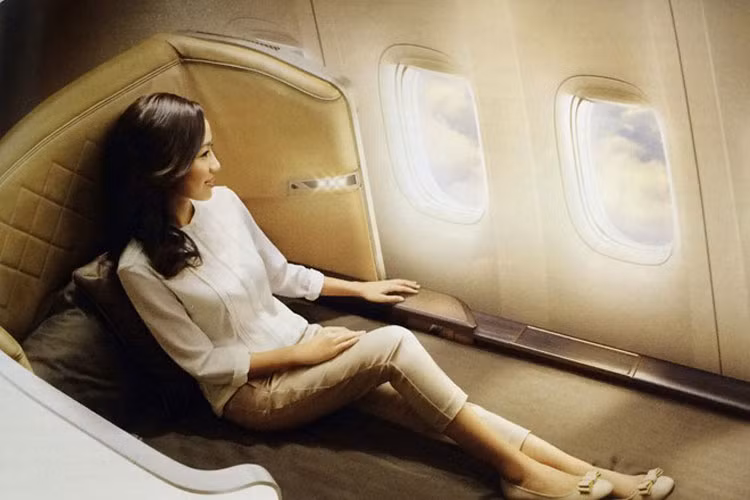 Singapore đã xếp hạng cao nhất 27 năm trong số 28 năm mà CNTraveler tiến hành khảo sát người dùng. Với chất lượng dịch vụ tuyệt hảo, hãng còn có hai khoang đặc biệt trên các chặng dài nối các thành phố lớn là First Class (có giường lớn sang trọng) và Suites Class (khách được sử dụng một cabin riêng biệt). Tuy nhiên mức giá vé cũng cao hơn nhiều lần, thậm chí tới hàng chục nghìn USD. Ảnh: Singapore Airlines. 