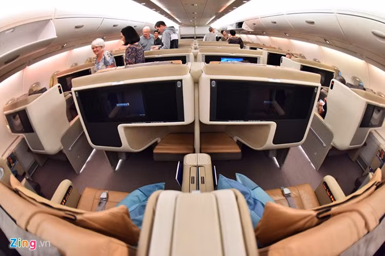 Khoang hành khách hạng thương gia hãng hàng không nằm ở tầng hai, chính giữa thân máy bay. Ghế được bố trí 1-2-1 với không gian rộng và thoáng. 