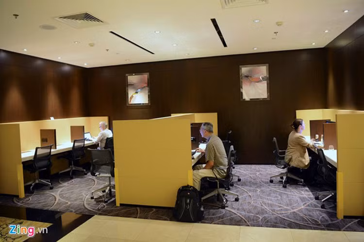 Không gian sử dụng máy tính và internet miễn phí cho những người luôn bận rộn với công việc hoặc tìm kiếm thông tin trên mạng. Sách, tạp chí và báo mới hàng ngày luôn có sẵn trên kệ phục vụ hành khách. 