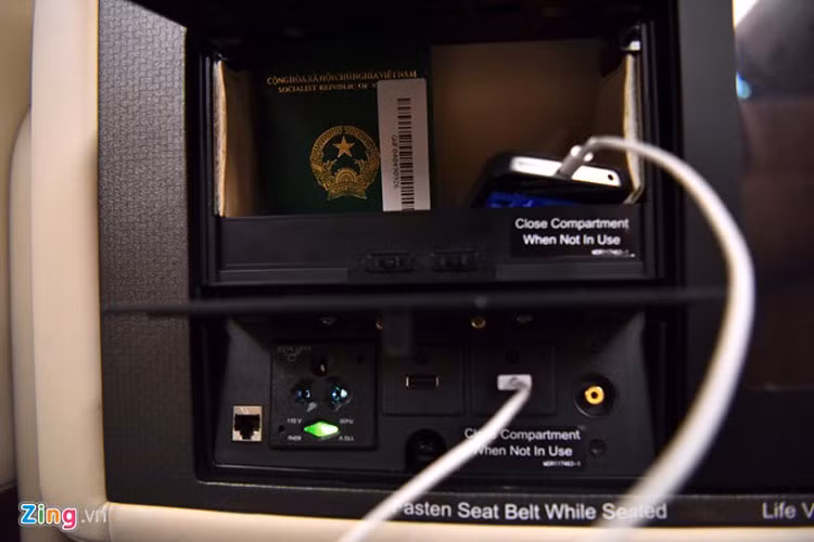 Trên mặt táp lô phía trước còn có khoang chứa đồ cá nhân, các ổ cắm điện, sạc, mạng LAN... Thậm chí hành khách có thể sử dụng Wi-Fi ngay trên máy bay để vào mạng internet với mức giá khoảng 13$ cho 30MB hoặc 20$ cho 50MB tuỳ theo nhu cầu sử dụng. 