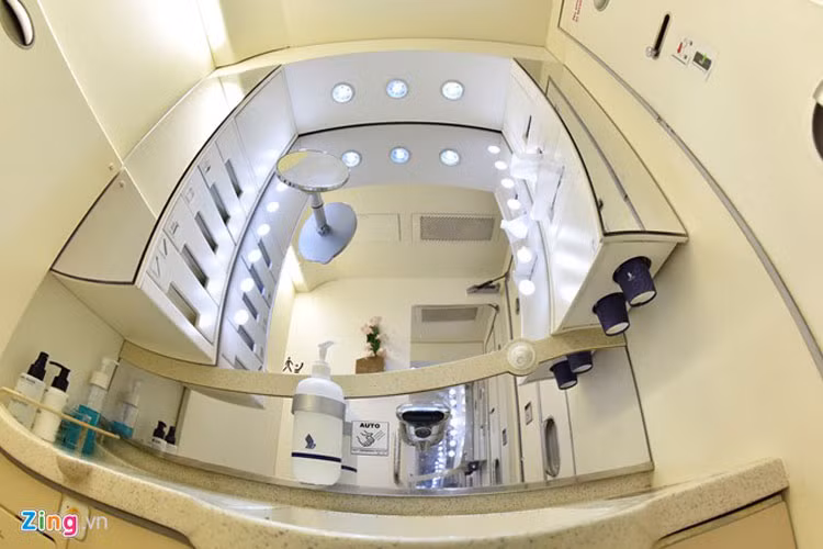 Bồn rửa mặt với vòi nước thông minh, hai chế độ nước ấm và nước thường, gương với đèn trang điểm ấn tượng, các loại giấy khô, giấy mềm, giấy ướt tuỳ chọn trong các ngăn bên phải. Các loại nước hoa, mỹ phẩm cao cấp xếp trên bệ bên tay trái. 