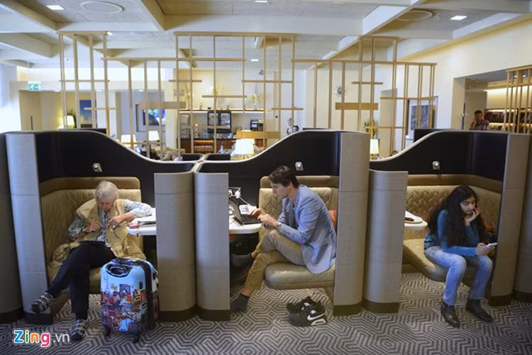 Mặc dù không thể so sánh với hai hạng First Class và Suites Class nhưng phòng Lounge của Business Class cũng tiện nghi và thoải mái. Tại Terminal 2 sân bay Heathrow, phòng Lounge của hãng S.E dựng lên các khoang nghỉ y hệt như ghế trên máy bay tạo cho hành khách cảm giác như đang trên hành trình và rất riêng tư. 