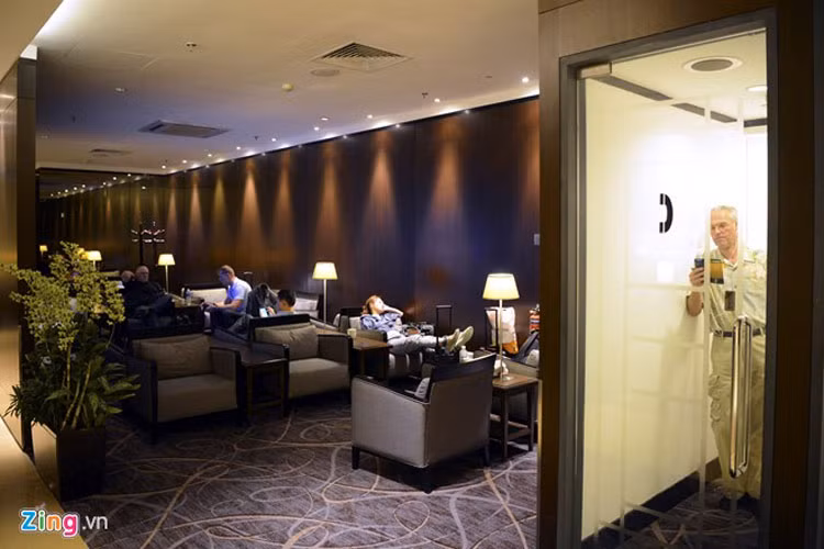 Tại sân bay Changi (Singapore), phòng Lounge cho khách Business được cho là đầy đủ, rộng lớn và tiện nghi nhất. Ngoài các salon yên tĩnh để nghỉ ngơi chờ đợi còn có các buồng điện thoại kết nối quốc tế phục vụ nhu cầu người dùng. 
