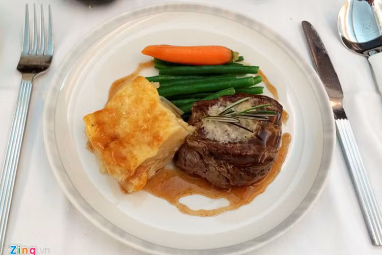 Món chính theo phong cách Âu thường là bò fillet, cá hồi, tôm... Với phong cách Á thì thường sẽ là cơm kiểu Hoa, Sing, Nhật hoặc Ấn với nguyên liệu chủ yếu là gà, vịt, heo... được chuẩn bị từ các đầu bếp hạng 5 sao. Bộ dao dĩa thiết kế riêng của Gyvenchy cũng khiến bạn cảm thấy mình như đang ở trong một nhà hàng sang trọng. 