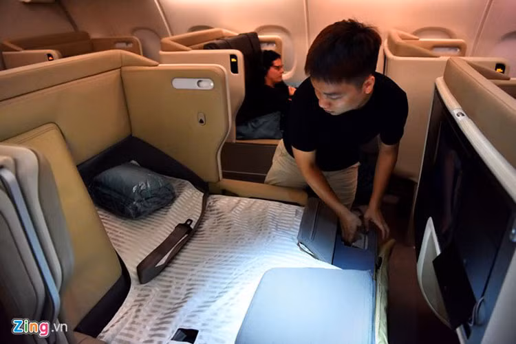 Khi hành khách muốn nằm nghỉ ngơi, ghế có thể kéo dài tối đa 2 m, ngả tối đa góc 180 độ thành một chiếc giường lớn với chăn, ga, gối được đặt thiết kế riêng cho hãng. Một bộ mắt ngủ, tất chân giữ ấm và dép xốp mềm cũng được phát để hành khách tháo giầy thuận tiện sử dụng như ở nhà. 