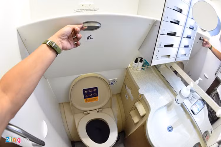 Toilet của khoang thương gia cũng được sử dụng độc lập, ngăn cách với khoang khách thông thường. Dụng cụ, thiết bị trong phòng này cũng tiện nghi và hiện đại hơn. 