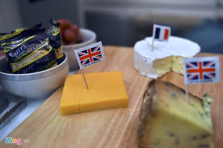 Món tráng miệng sẽ là các loại bánh ngọt, hoa quả, chesse hảo hạng của các nước, chocolate hoặc các loại kem. Trong suốt hành trình, các tiếp viên luôn nở nụ cười, liên tục hỏi khách xem có cần gì hoặc bất cứ sự hỗ trợ nào. Lời "cảm ơn" và "xin lỗi" cũng được họ dùng nhiều nhất khi tiếp chuyện. 