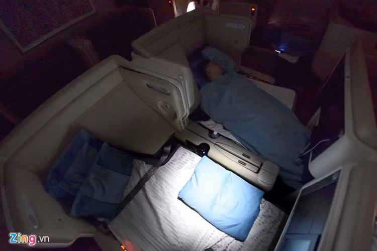 Những cặp đôi, người thân, bạn bè đi cùng nhau có thể lựa chọn ghế đôi giữa khoang máy bay. Khi sinh hoạt hoặc ngủ, nếu hành khách cần riêng tư có thể kéo vách ngăn giữa tựa tay ở hai ghế thành tấm chắn kín đáo. 