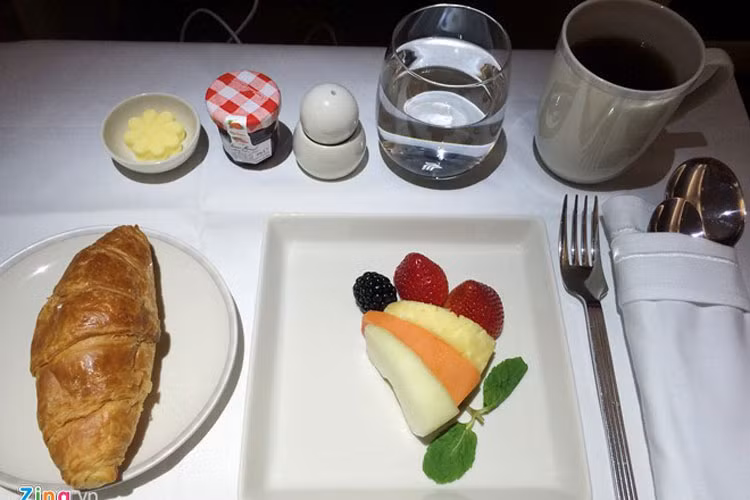 Sau khi dùng món ăn chơi (thường là khoai tây chiên, hạt điều hoặc thịt xiên nướng) thì món khai vị sẽ được dọn ra. Khách có thể chọn salad hoặc hoa quả. 