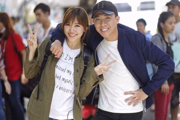 Ngày 2/2/2016, Trấn Thành - Hari Won bất ngờ lộ ảnh hôn nhau giữa đêm khuya. Mối quan hệ của hai nghệ sĩ này trở thành tâm điểm của dư luận. Trước đó không lâu, Hari Won gây ồn ào khi mối tình giữa cô và Tiến Đạt kết thúc sau 9 năm. 