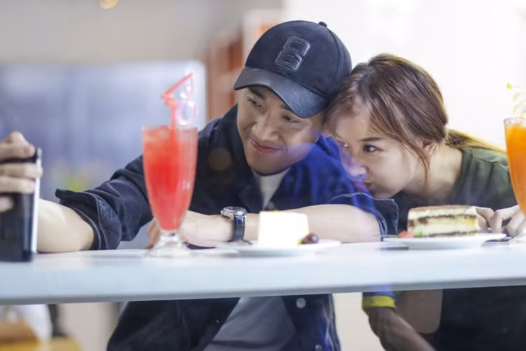 Việc thừa nhận hẹn hò của Trấn Thành đã vấp phải những ý kiến trái chiều. Nhiều người cho rằng Hari Won sống giả tạo vì nhanh chóng có tình mới chỉ sau 2 tháng kết thúc mối tình 9 năm. Không ít fan còn quay lưng với nữ ca sĩ người Hàn Quốc gốc Việt. 