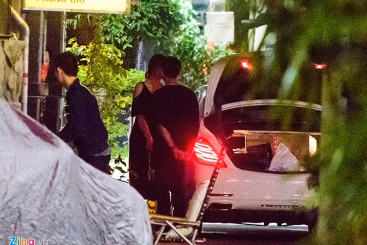 Vào ngày Valentine 14/2, Hari Won được Trấn Thành đón đi ăn khuya sau khi chạy show. Trong lúc hẹn hò, Trấn Thành luôn biết cách làm bạn gái vui cười. Cả hai còn không quên trao nhau nụ hôn tạm biệt. (Ảnh: Zing) 