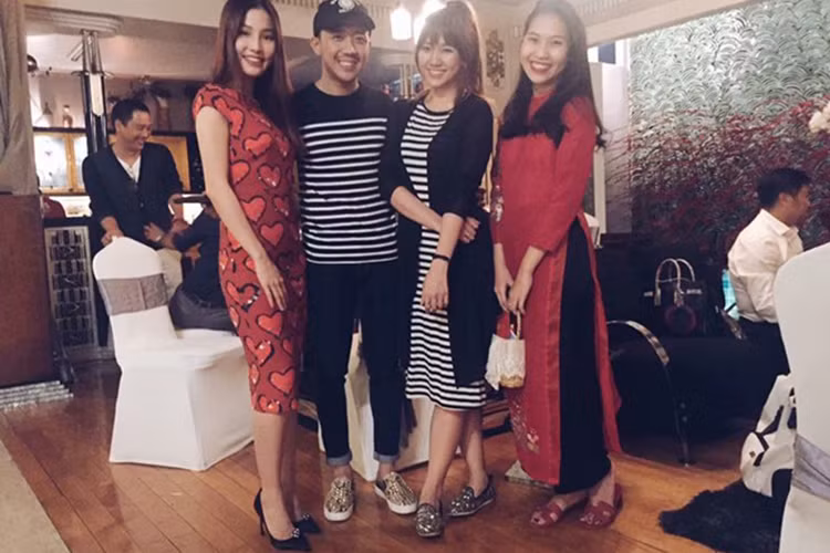 Sau khi thừa nhận hẹn hò, Trấn Thành và Hari Won lần đầu sánh đôi đi dự một tiệc tất niên. Cả hai diện trang phục ton sur ton và vui vẻ chụp ảnh cùng với những người bạn. Hình ảnh được nữ diễn viên Diễm My chia sẻ. 