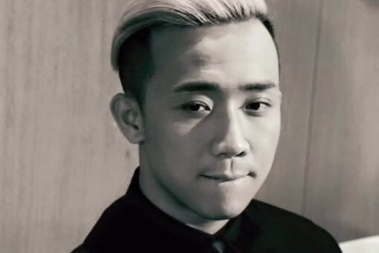 Sau chia sẻ của Trấn Thành, Hari Won cũng lên tiếng thừa nhận chuyện hẹn hò với nam danh hài nổi tiếng và cho biết đây là mối tình “mới bắt đầu”. Giữa lúc dư luận tiếp tục chỉ trích Hari Won, nam MC bênh vực bạn gái và mong dư luận bình tĩnh nhìn nhận đúng đắn về cô. 