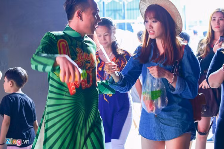 Hari Won luôn quan tâm, chăm sóc Trấn Thành. Trong ảnh, đến thăm bạn trai ở trường quay, nữ ca sĩ đã mang theo nước uống cho Trấn Thành vì sợ anh bận bịu không có thời gian ăn uống. (Ảnh: Zing) 