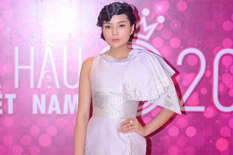 Sáng 5/7, họp báo vòng chung khảo phía Bắc cuộc thi Hoa hậu Việt Nam 2016 diễn ra tại Hà Nội. Người đẹp Ngọc Hân đảm nhận vai trò MC và cách khách mời là đương kim hoa hậu Kỳ Duyên, á hậu Thụy Vân, á hậu Tú Anh, á hậu Huyền My. 