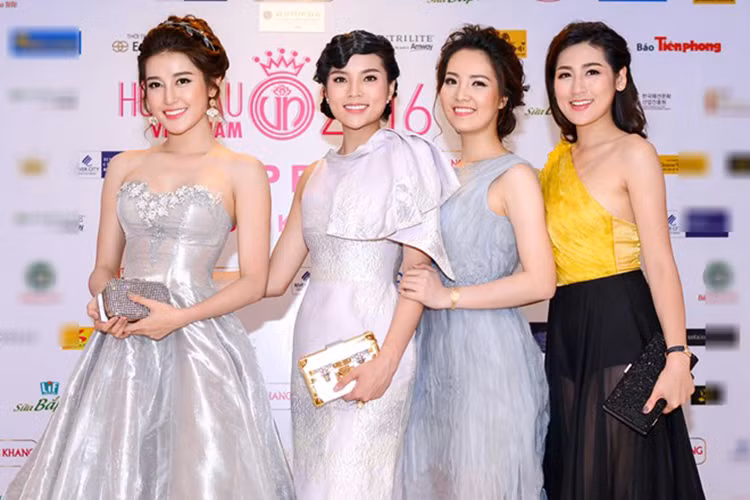 Huyền My, Kỳ Duyên, Thụy Vân và Tú Anh đọ dáng (từ trái qua phải).