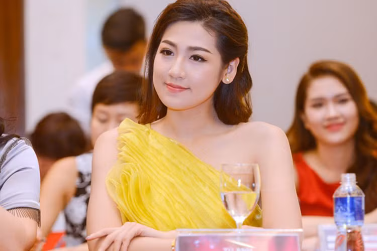 Á hậu Hoa hậu Việt Nam 2012, Tú Anh, diện đầm lệch vai gợi cảm tại sự kiện. 