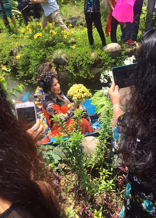 Thanh Bạch và Thúy Nga Paris ngồi trên thuyền hoa trong đám cưới diễn ra tại nhà riêng của “người đàn bà quyền lực” này. 