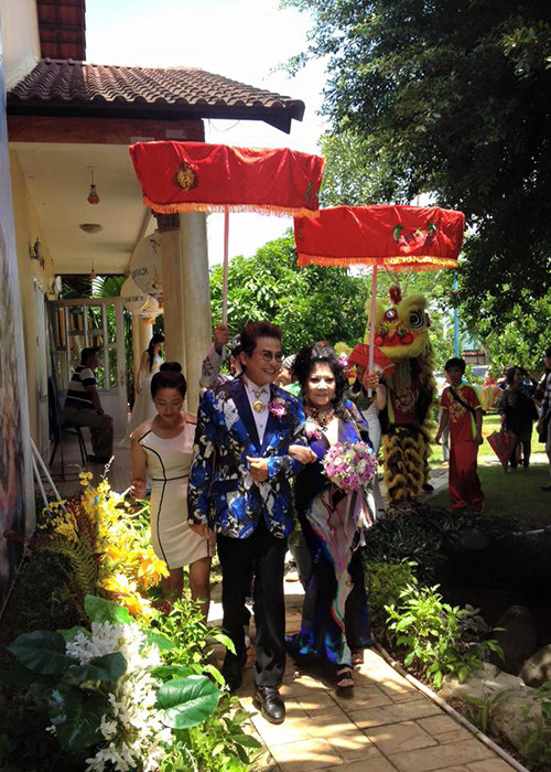 Cùng với clip, loạt hình ảnh đám cưới của MC Thanh Bạch và Thúy Nga Paris by night được chia sẻ rầm rộ trên mạng xã hội. 