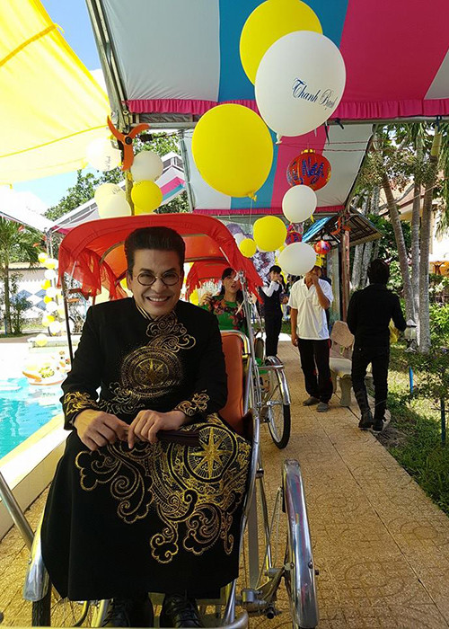 Thanh Bạch và Thúy Nga Paris tổ chức đám cưới lần thứ 8 này để gây quỹ giúp đỡ người nghèo. Theo tiết lộ, số tiền mừng sẽ được dùng để giúp má Mười - người đang nuôi 100 đứa trẻ mồ côi tại Củ Chi.