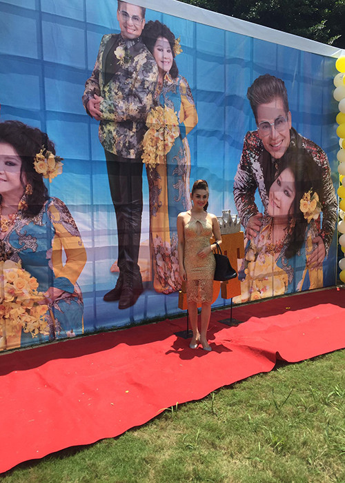 Tấm phông nền in hình nam MC nổi tiếng và bà chủ trung tâm Thúy Nga Paris by night. 