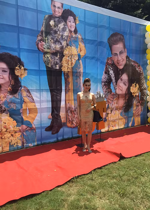 Tấm phông nền in hình nam MC nổi tiếng và bà chủ trung tâm Thúy Nga Paris by night. 