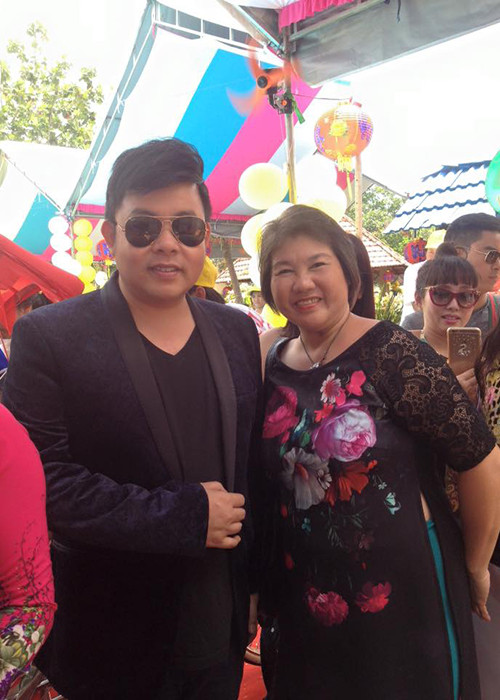 Nam ca sĩ hải ngoại Quang Lê cũng góp mặt trong ngày vui của MC Thanh Bạch. 