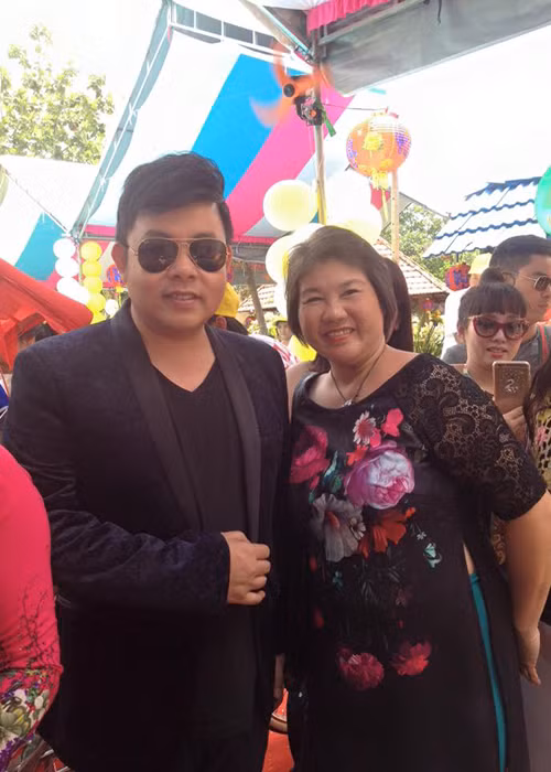 Nam ca sĩ hải ngoại Quang Lê cũng góp mặt trong ngày vui của MC Thanh Bạch. 