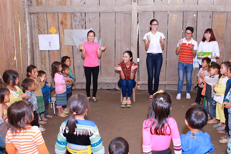 Hai mỹ nhân Việt vui vẻ giao lưu với các em nhỏ và cô giáo của trường mầm non. 