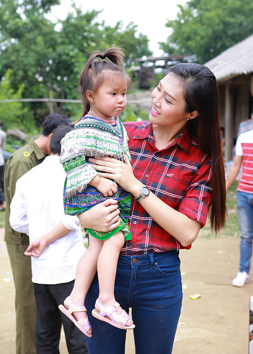 Sau khi đi trao quà, Diệu Ngọc và Nguyễn Thị Loan đến thăm các bé và cô giáo ở trường mầm mon. Đây cũng là ngôi trường sẽ được đoàn từ thiện ủng hộ kinh phí xây dựng lại. 