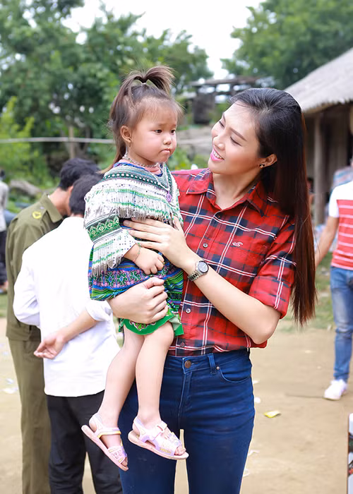 Sau khi đi trao quà, Diệu Ngọc và Nguyễn Thị Loan đến thăm các bé và cô giáo ở trường mầm mon. Đây cũng là ngôi trường sẽ được đoàn từ thiện ủng hộ kinh phí xây dựng lại. 