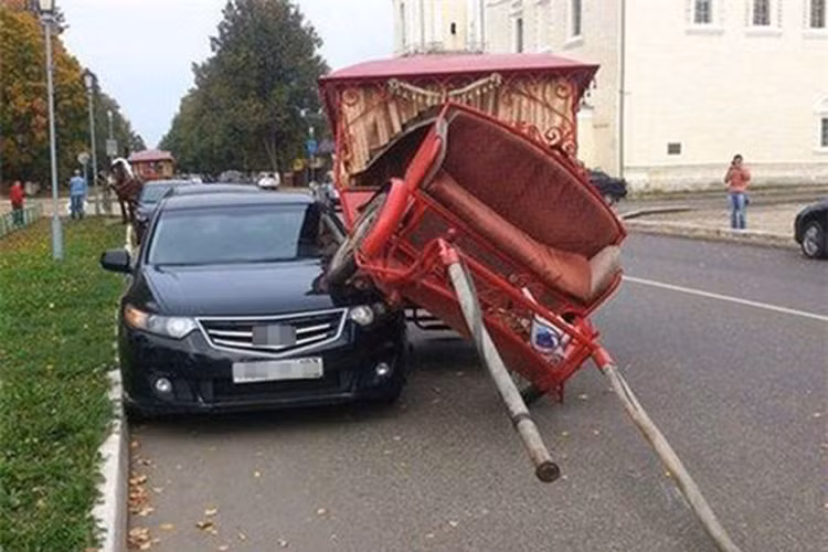 Thế này gọi là "cà xe làm quen" nè. 