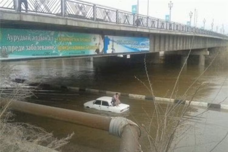 Xe trôi đâu thế? Xe trôi đi xa quá...