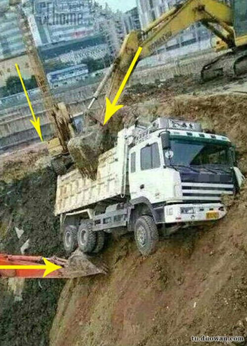 Chiếc xe tải may mắn được đến 3 anh cần cẩu đỡ lấy, không thì "đời em cũng tàn" mất thôi. 