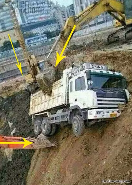 Chiếc xe tải may mắn được đến 3 anh cần cẩu đỡ lấy, không thì "đời em cũng tàn" mất thôi. 