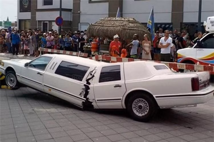 Xe hơi làm sao có thể nứt đôi... gọn gàng đến thế này nhỉ? 