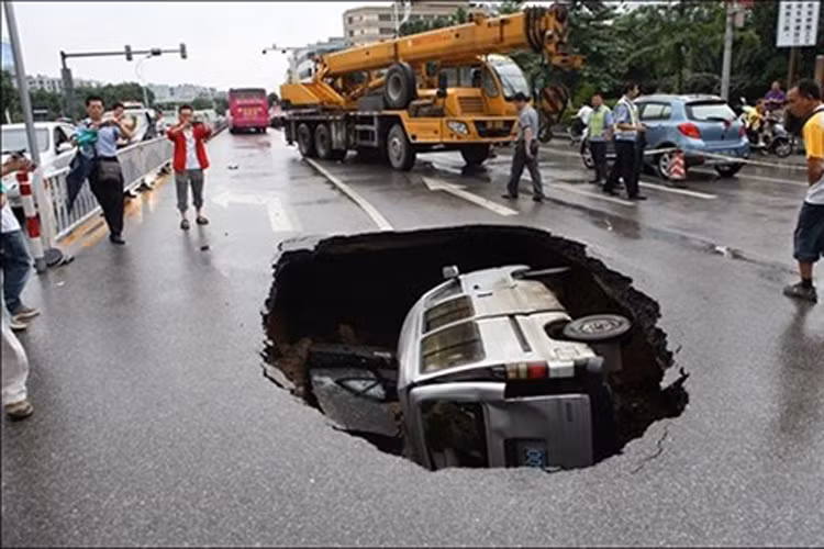 Mặt đường nứt vừa tròn chỗ cho em xe hơi ấy lọt xuống thôi đấy. 