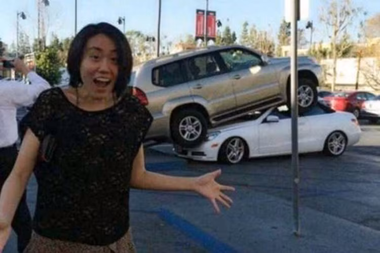 Cảnh tượng các xe giành nhau chỗ đậu "tàn khốc". 