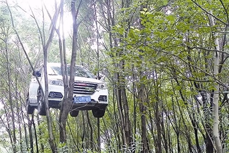 Xe hơi biết khinh công từ khi nào thế nhỉ? 